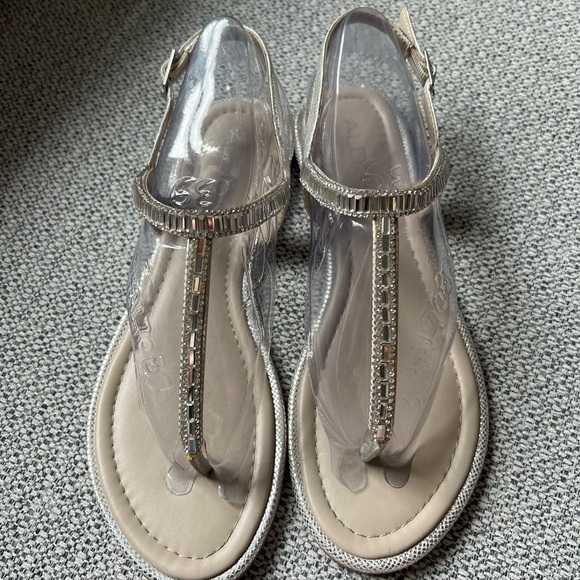 Aldo T-strap “Mazzorno” size 8.5 silver gem flat sandals. Excellent condition. - Picture 4 of 9